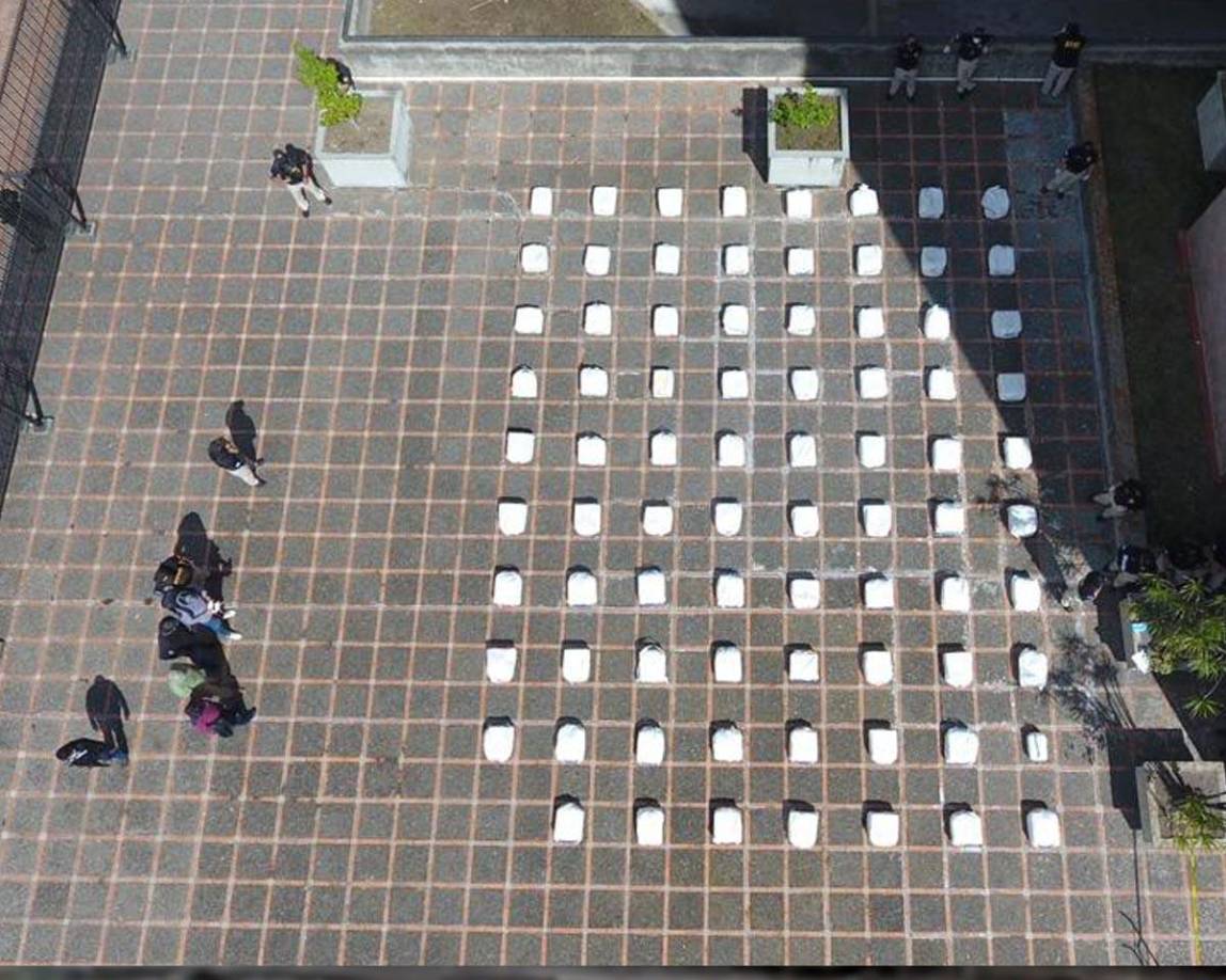 El lunes en horas de la tarde con el apoyo de la Fuerza Aérea Hondureña (FAH) se hizo el traslado de los 19 restantes fardos de los 79 que se incautaron en altamar en un bote go fast, tipo tiburonera, tripulada por los seis sospechosos; el pasado domingo se hizo el traslado de los primeros 60 paquetes en costales.