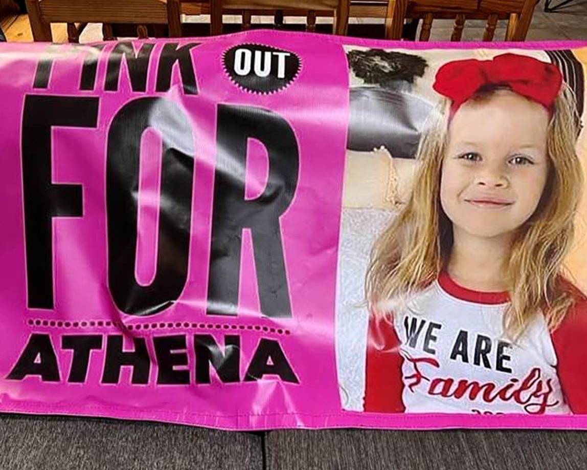 “Quiero 5 minutos a solas en una celda con el psicópata que nos quitó a Athena”, escribió Strand.