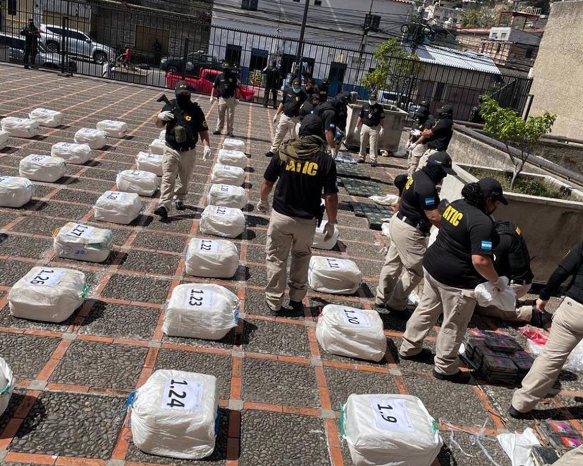 Los hondureños Marvin Antonio Echeverría Calderón y Ronal Wood Kenricks, y los colombianos Rubén Darío Matoza Cortés, Rafael Eduardo Ramón Pérez, David Parra Alzote y Rafael Enrique Fernández Pérez, se someterán a la audiencia de declaración de imputado por el delito de tráfico de drogas agravado.