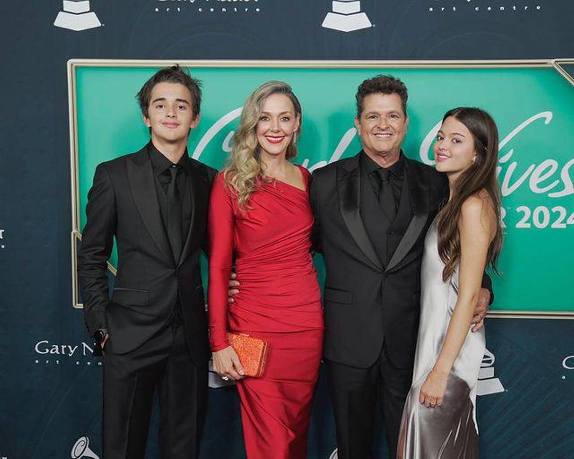 “Yo invité a todos los amigos que pude y son muchos”, confesó Vives a EFE durante la alfombra roja antes de la gala. Su esposa, Claudia Elena Vásquez, su madre Aracely Restrepo, y sus hijos, Lucía, Carlos, Elena y Pedro, lo acompañaban felices y muy emocionados. “Ellos están hasta más felices que yo”, aseguró el artista, quien reconoció que pasa “del llanto, a la incredulidad, al agradecimiento”. 