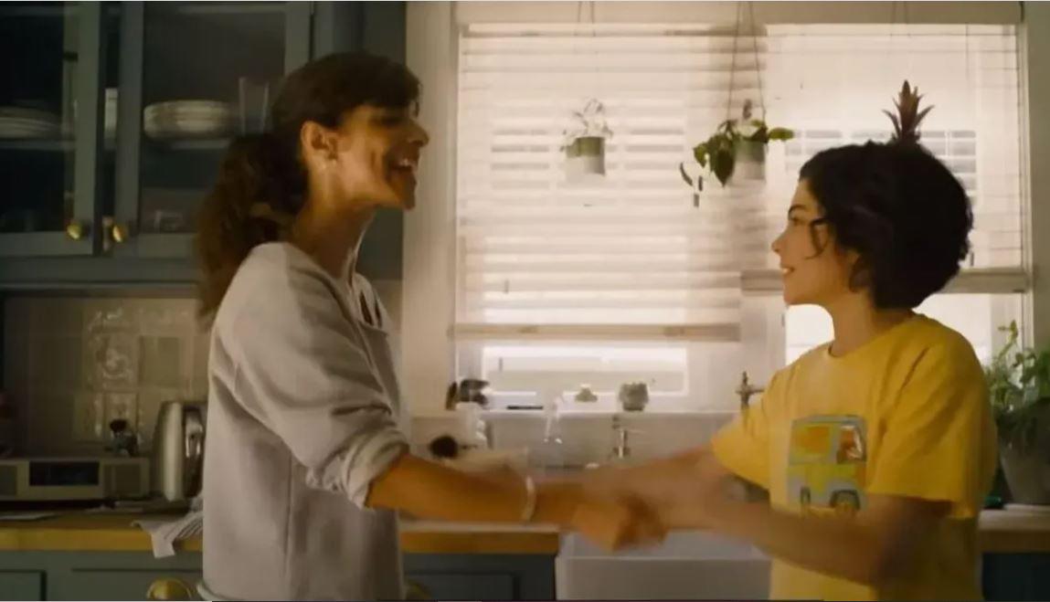 La actriz española Maribel Verdú interpreta a la madre del personaje de Flash.