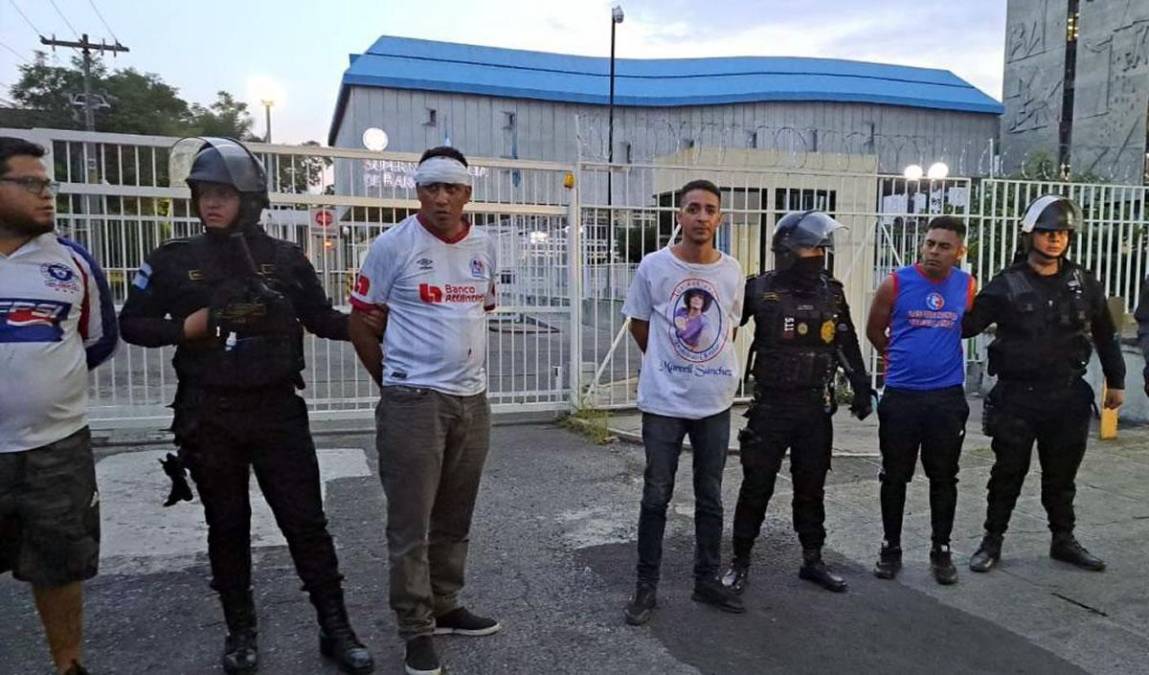La Policía Nacional Civil de Guatemala confirmó la captura de seis hondureños por los disturbios en las afueras del estadio Doroteo Guamuch Flores.