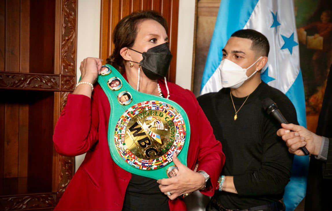La presidenta Xiomara Castro recibió el pasado mes de febrero en Casa Presidencial a Téofimo López y el boxeador le obsequió uno de sus cinturones.