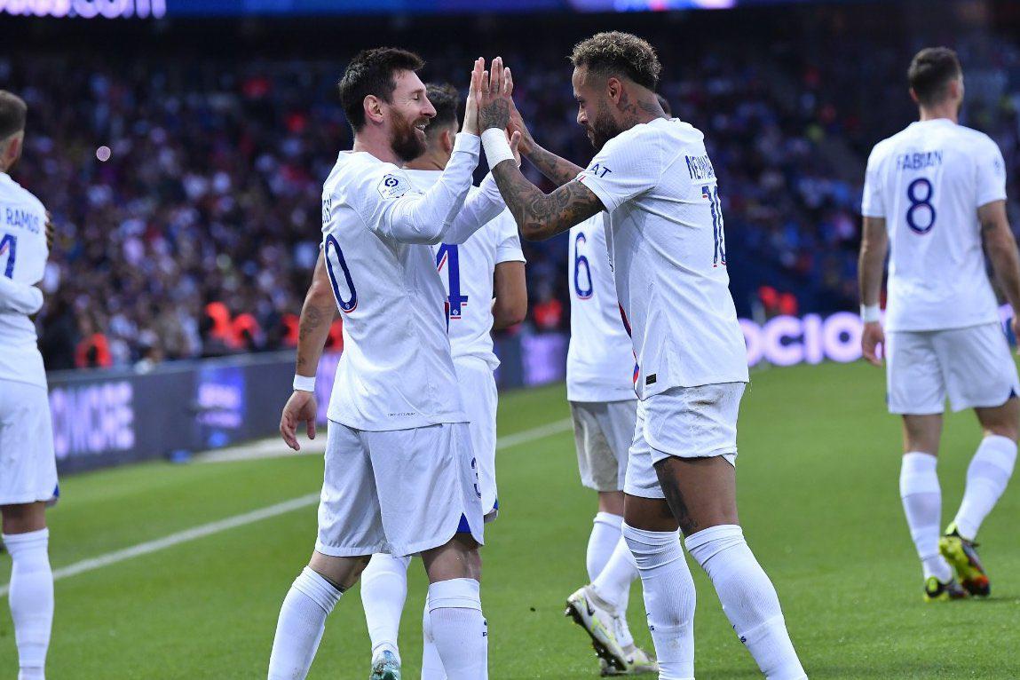 Lionel Messi celebrando su golazo con Neymar.