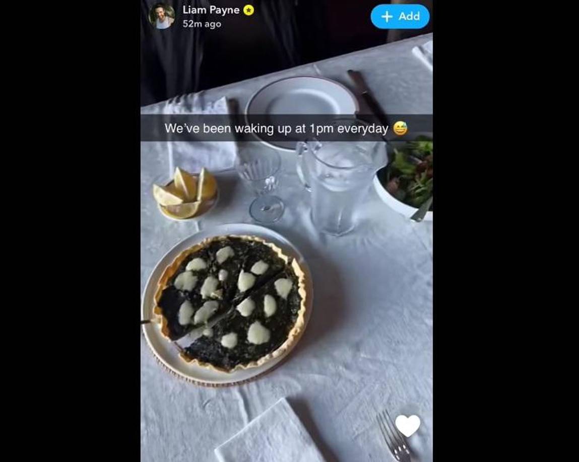 Otras publicaciones de los momentos finales de la vida de la estrella lo mostraron disfrutando del almuerzo en su habitación de hotel, donde reveló que se habían “despertado a la 1:00 pm todos los días”.