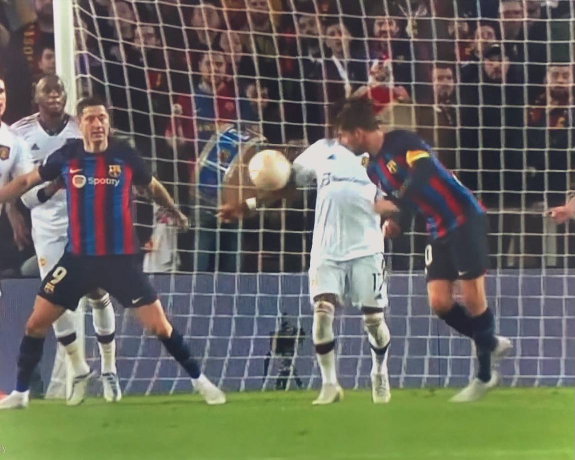 El árbitro y el VAR fallaron al no pitar este penal a favor del Barcelona por una mano clara de Fred.