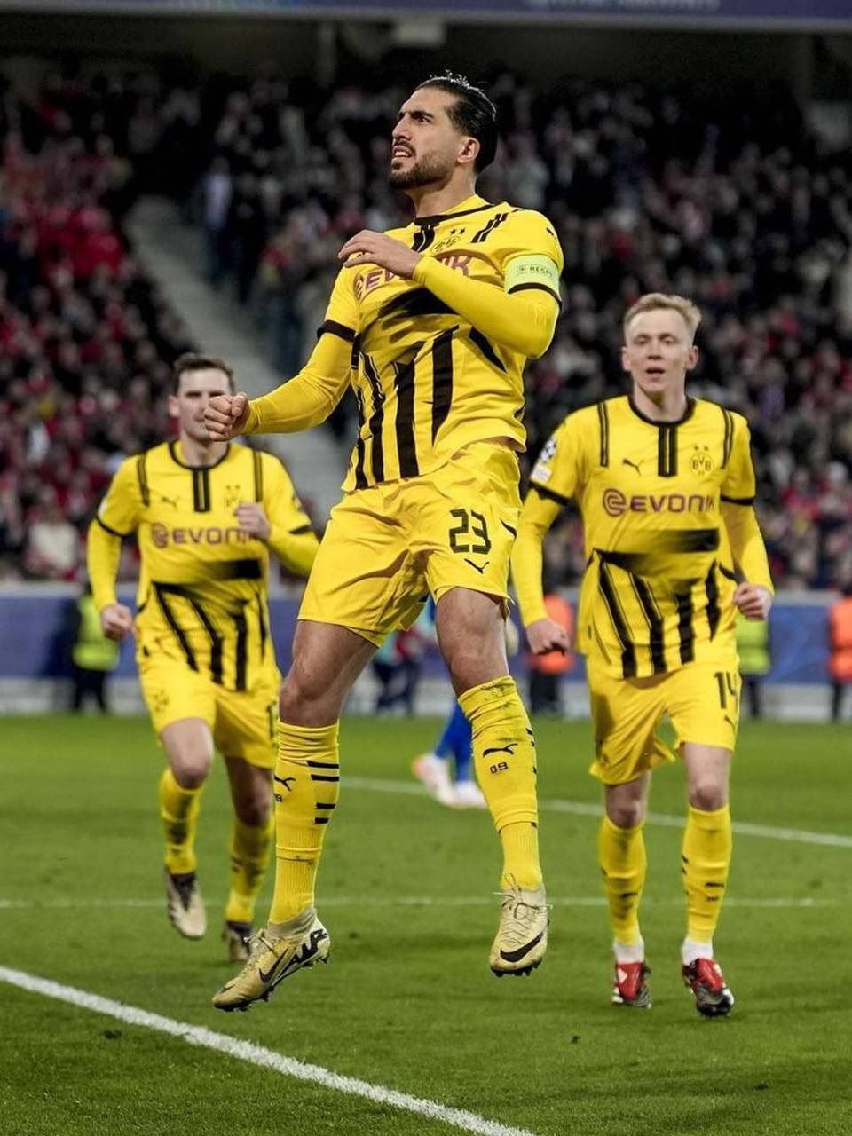 Emre Can, celebrando su gol de penal que significó el empate del Borussia Dortmund.