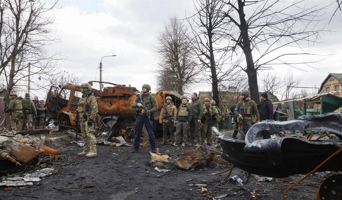 Antes de la guerra, Bucha era una ciudad residencial en la periferia de Kiev, donde muchas familias buscaban la comodidad de vivir junto a la capital y, a la vez, la cercanía a la naturaleza. Allí acudían los niños de toda la provincia a campamentos de verano, y precisamente el sótano de uno de ellos fue utilizado como lugar de torturas por parte de los rusos, cuentan los vecinos.