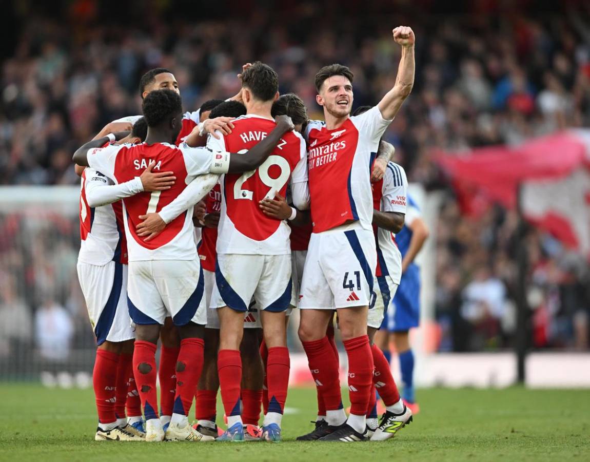 Los jugadores del Arsenal celebrando uno de los goles de la victoria ante Leicester.
