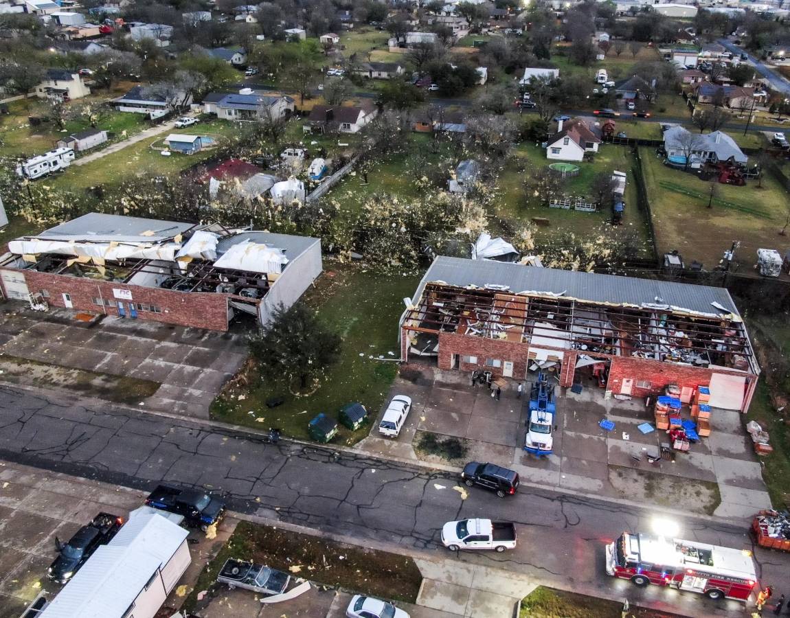 Hutto (United States), 22/03/2022.- An aerial photo made with a drone shows damage done when a series of tornadoes passed through, near Hutto, Texas, USA, 21 March 2022. Heavy thunderstorms passed through central Texas prompting tornado watches and warnings in the area. (Estados Unidos) EFE/EPA/TANNEN MAURY