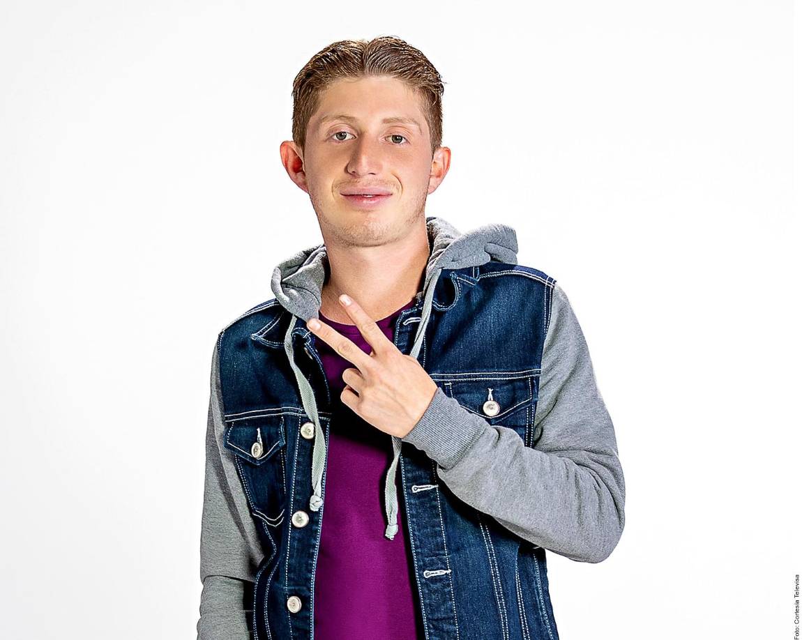 Coronas de flores de parte de la producción de Vecinos llegaron a la funeraria en Tlalnepantla, México, donde velaron al actor Octavio Ocaña, quien se volvió icónico como Benito en el programa cómico.