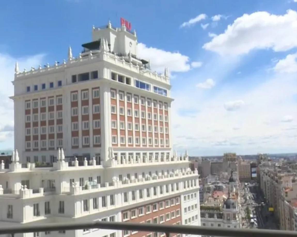 La propiedad tiene 140 m2 y se encuentra en un edificio histórico, que data del año 1946 y, casualmente, era la antigua Audiencia Provincial de Madrid.