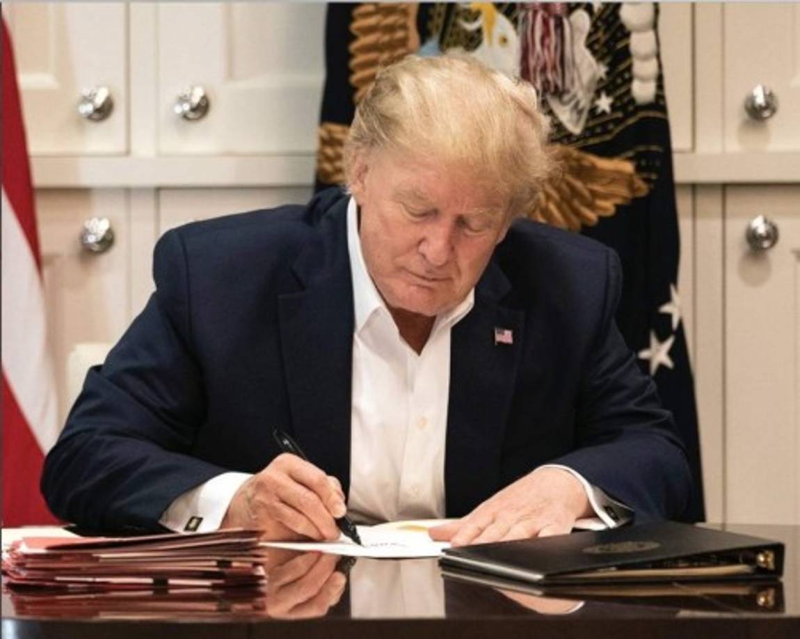 La sala 77, cómo se le conoce a la suite presidencial, consta de seis habitaciones que incluyen una unidad de cuidados intensivos, una cocina, una sala de estar y una sala de conferencias, donde fue fotografiado Trump firmando documentos este fin de semana.