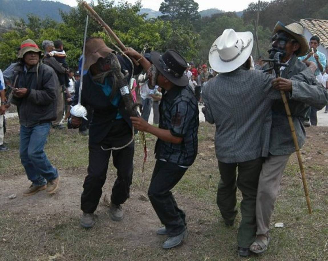 En ceremonias especiales, los lencas celebran el Guancasco donde se disfrazan con mascaras y danzan al ritmo del tambor.