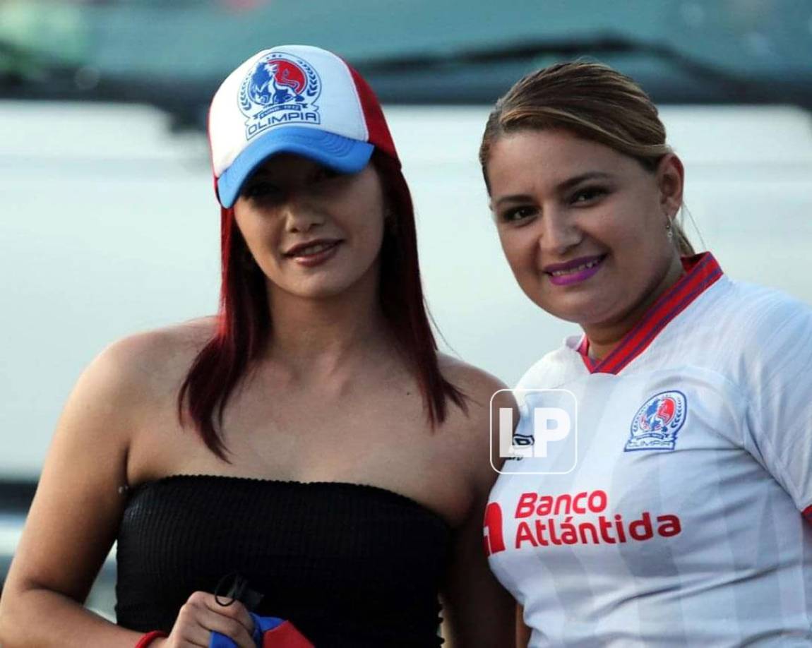 Ellas felices de apoyar al Olimpia en el estadio Nacional Chelato Uclés.