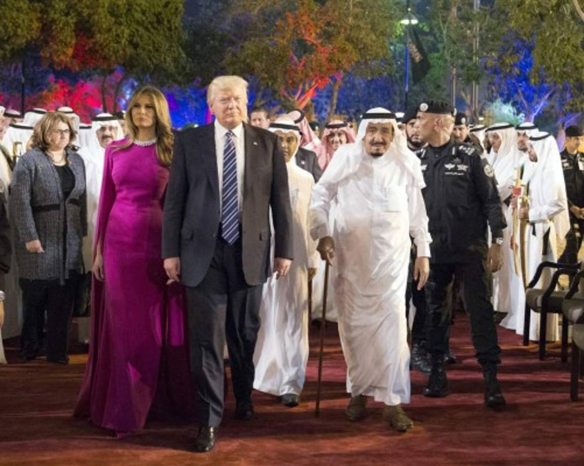 La primera dama causó controversia por no utilizar velo en su visita a Arabia Saudí, sin embargo, cumplió con el protocolo al cubrir su cuerpo con atuendos similares a una abaya, la túnica tradicional que visten las mujeres en la región.