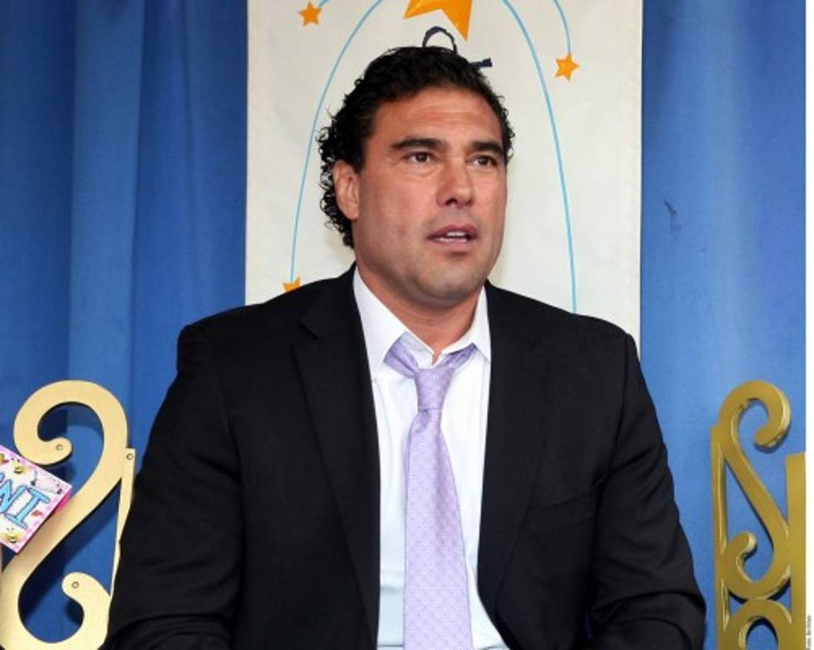 5. Eduardo Yáñez golpea a reportero <br/><br/>Eduardo Yáñez agredió a un reportero del programa El Gordo y La Flaca, luego de que este le hiciera preguntas sobre la relación con su hijo.<br/> En un video del mes de octubre se puede ver la molestia del actor mexicano para con el periodista hasta que le suelta un golpe directo a la cara. “Si estás tan preocupado por mi hijo, tú mándale el dinero, güey, o tú ve y dile”, dijo Yáñez al reportero.<br/> <br/> “Es que no estamos preocupados por tu hijo, estamos preocupados por, oye la gente es la que está preocupada”, explicó el reportero, “mi trabajo es ser el vínculo”, agregó. “Eso es mi**da, eso lo dicen ustedes para que la gente se meta en lo que no les importa. Pero el preocupado eres tú, brother. Ve tú y dile lo que le tengas que decir”, continuó el actor visiblemente molesto.<br/> <br/>“Nada más te recuerdo, la prensa somos el vínculo entre...”, intentó responder el periodista. “Tú no eres el vínculo de nada, brother”, interrumpió Yáñez, “Y ya no me faltes al respeto”. <br/> “Yo no te lo estoy faltando, en ningún momento,” aseguró el reportero justo antes de que el actor le diera un golpe en el rostro. En la actualidad el actor se enfrenta a la demanda por parte del periodista.