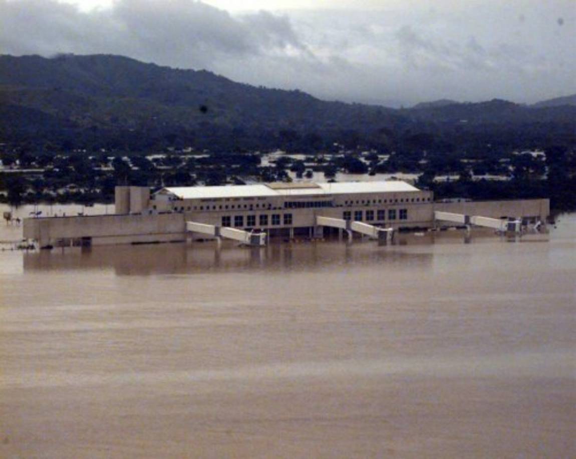 La imagen muestra al aeropuerto de San Pedro Sula totalmente inundado.
