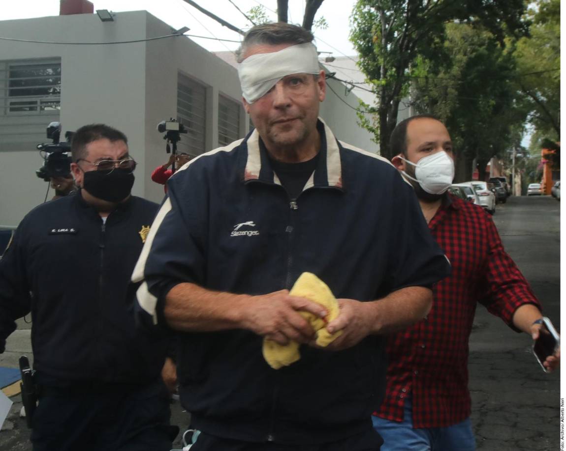 El también actor comentó que uno de sus amigos le dijo que el hombre que golpeó se había muerto días después en el hospital, por lo que el padre de Alfredo Adame le ayudó a esconderse.