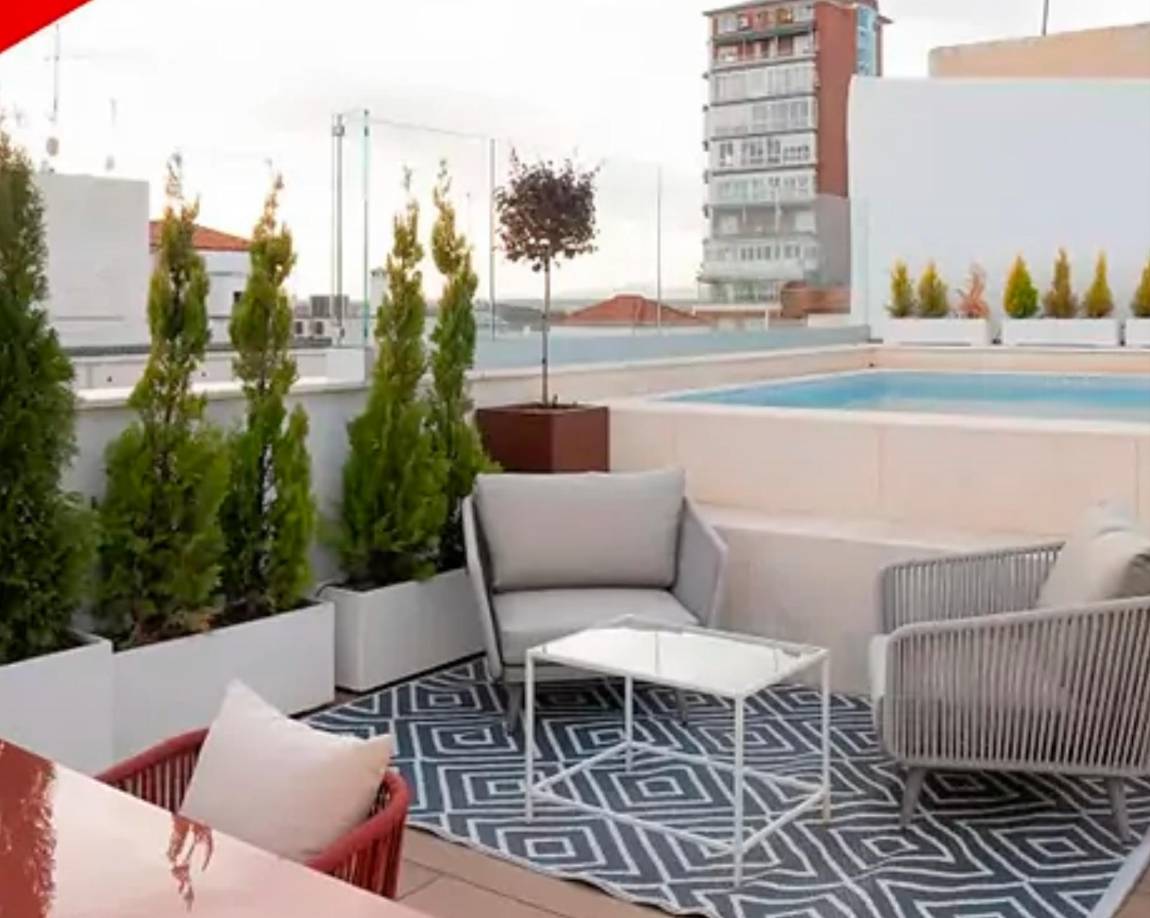 La casa tiene una piscina privada en la gran terraza de 115 metros cuadrados, desde la que se puede disfrutar de unas impresionantes vistas de la ciudad.