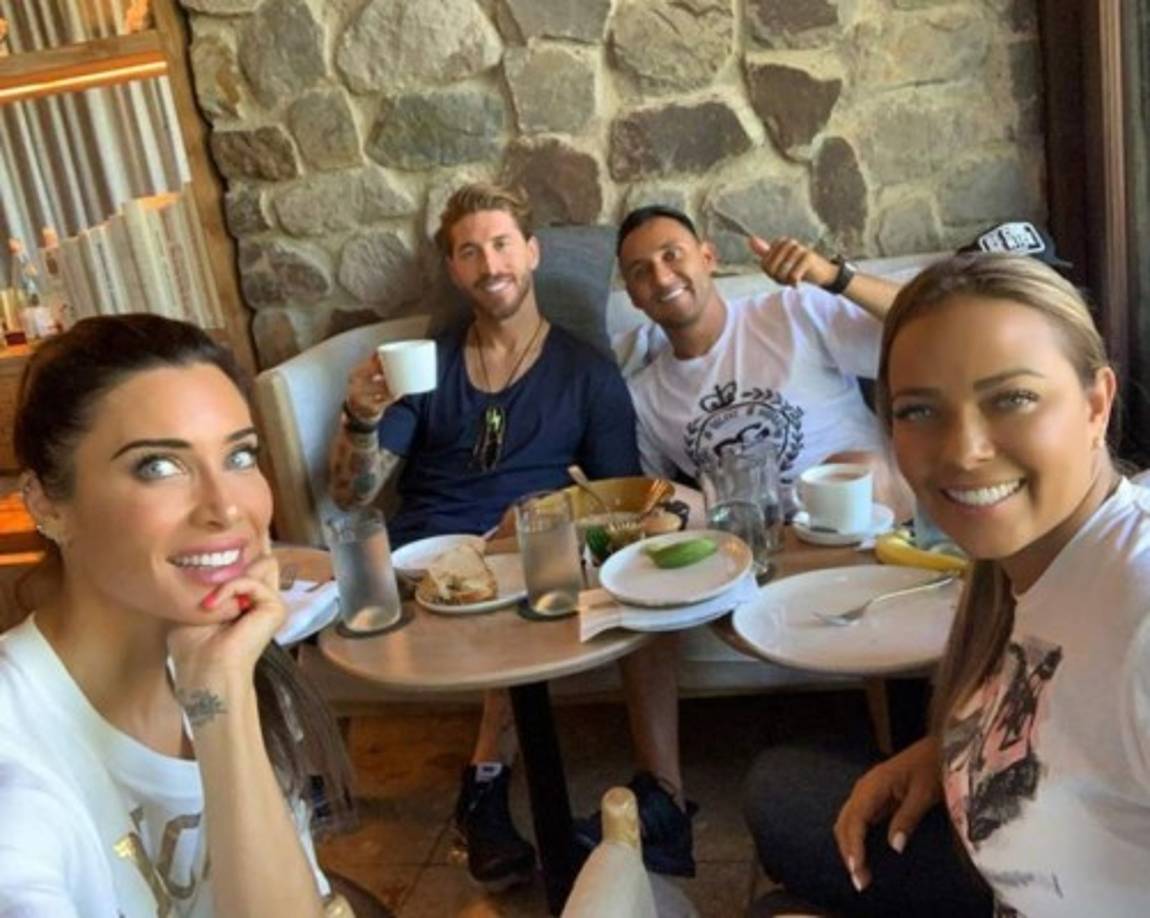 Sergio Ramos y Pilar Rubio<br/><br/>La pareja viajó a Costa Rica para disfrutar de su luna de miel tras su boda el pasado 15 de junio en Sevilla, España.<br/><br/>Durante su estadía los recién casados tiene a uno de los famosos compañeros de Ramos como guía: el jugador costarricense Keylor Navas y su esposa, Andrea Salas.<br/><br/><br/>