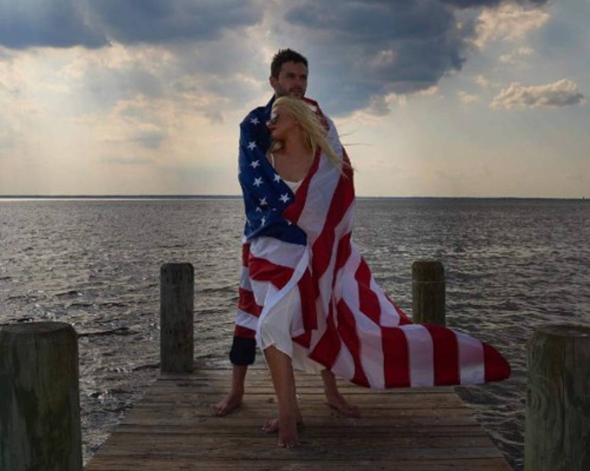 La estrella de la música estadounidense posó arropada con la bandera junto a su esposo, Jordan Bratman.