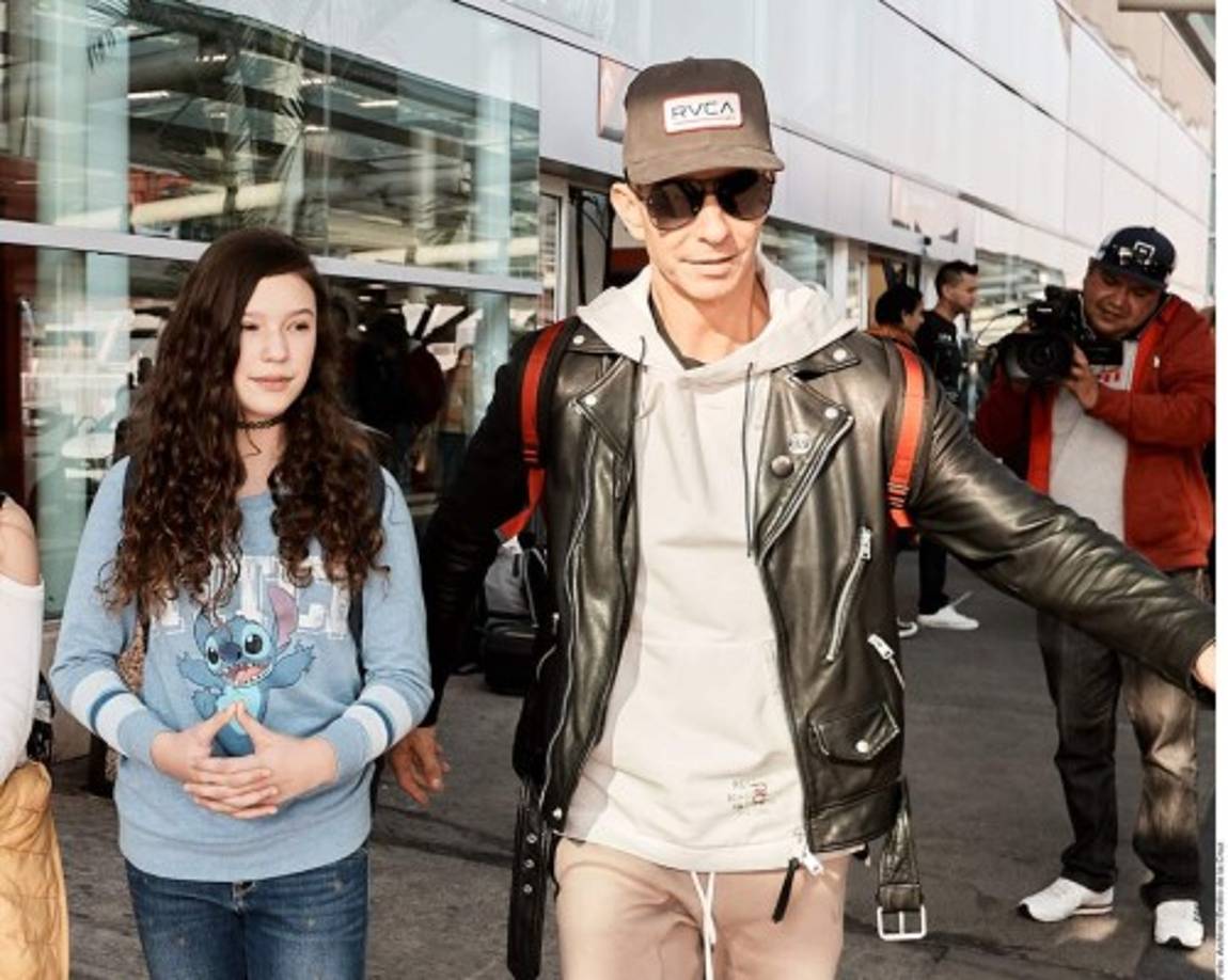 El cantante y productor dijo que se vio en la necesidad de aclarar la situación porque estaban agrediendo ya a sus hijas, Mía y Nina, así como a su esposa Andrea Legarreta y a él, en redes.