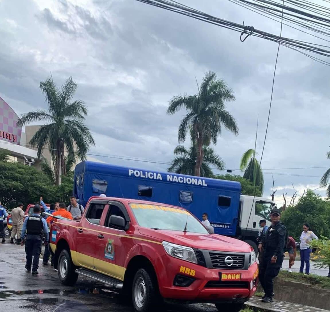 Ellos son el niño y el policía arrastrados por corriente de agua en San Pedro Sula