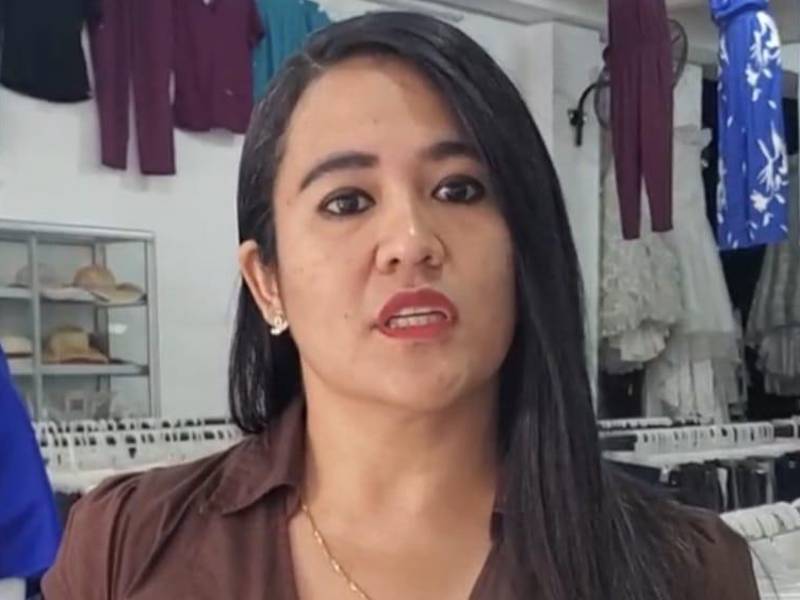 Gabriela Arias se quejó sobre los altos costos que representa tramitar una licencia sanitaria, y el poco tiempo que les dan a los comerciantes para presentarla.