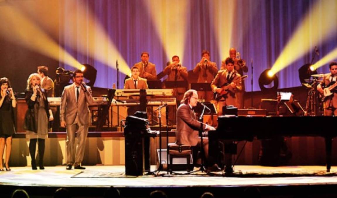 En ese concierto se le vio tocando el piano y cantando como solista. Con dicha producción ganó un grammy.