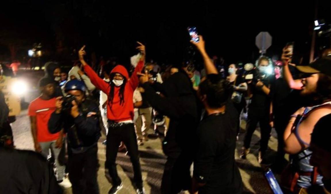 Anoche, los manifestantes se enfrentaron a la policía en las inmediaciones del edificio de tribunales del Condado de Kenosha, en el centro de la ciudad, lanzando botellas, piedras y bengalas a los agentes, que respondieron con gases lacrimógenos y pelotas de goma.