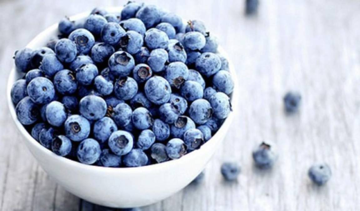 Arándanos: Ayudan a mejorar el flujo sanguíneo en la piel, y es rico en antioxidantes, como la vitamina C, que estimula la formación de colágeno la piel.