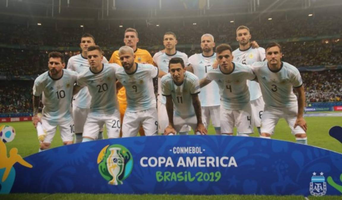 El 11 titular de Argentina posando previo al partido contra Colombia.