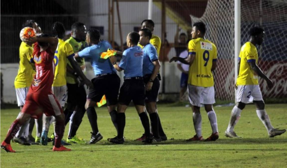 EN FOTOS: La agresión de John Bodden al árbitro en Copa Presidente