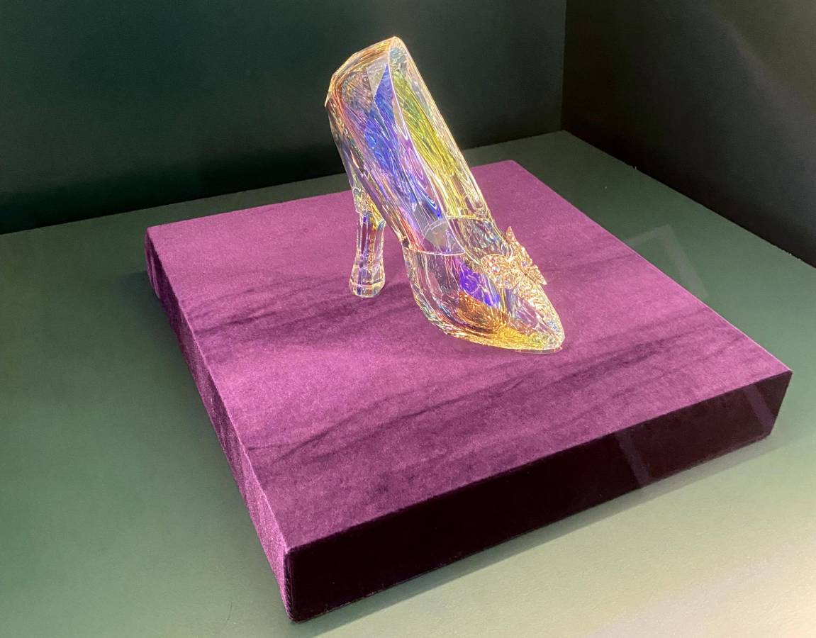 Fotografía del zapato de la Cenicienta durante la exhibición Disney 100.