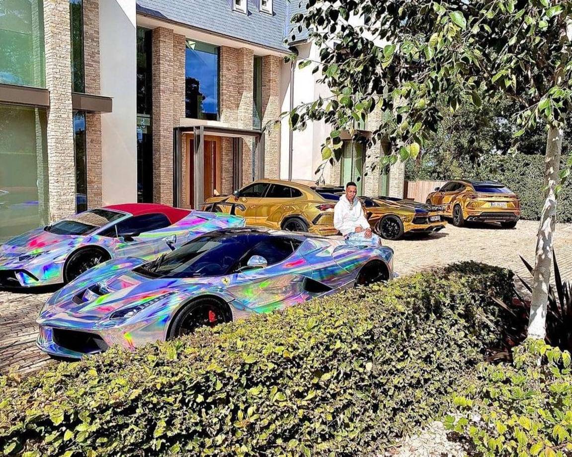 Aubameyang es fanáticos de los vehículos y así lo hace saber en sus redes sociales de Instagram, Twitter y Facebook.