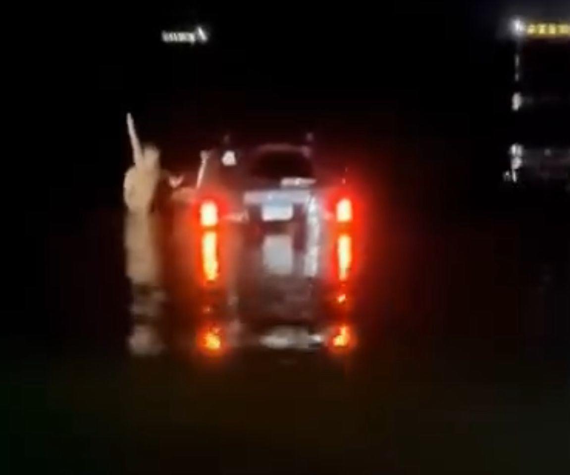 Hombre se mete con todo y carro en playa de Puerto Cortés y se salva de milagro