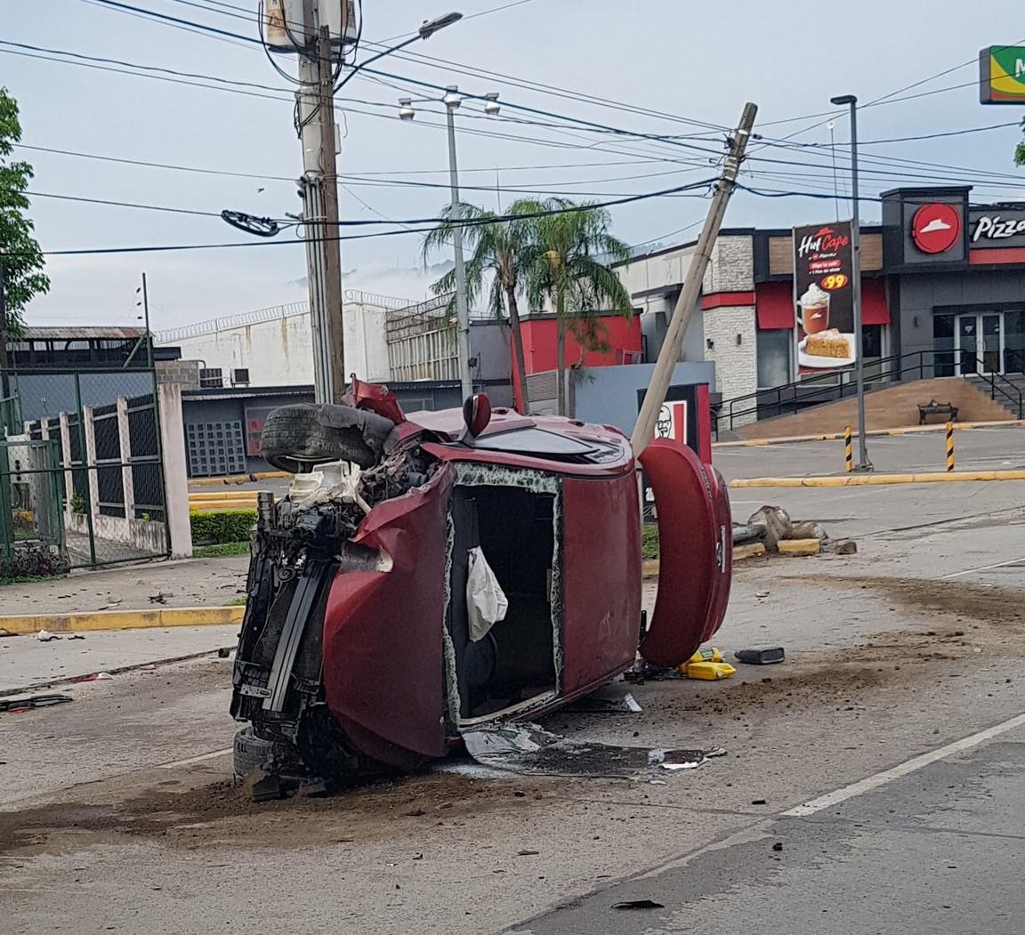 Joven se salva milagrosamente de morir en accidente en SPS; partió un poste del impacto
