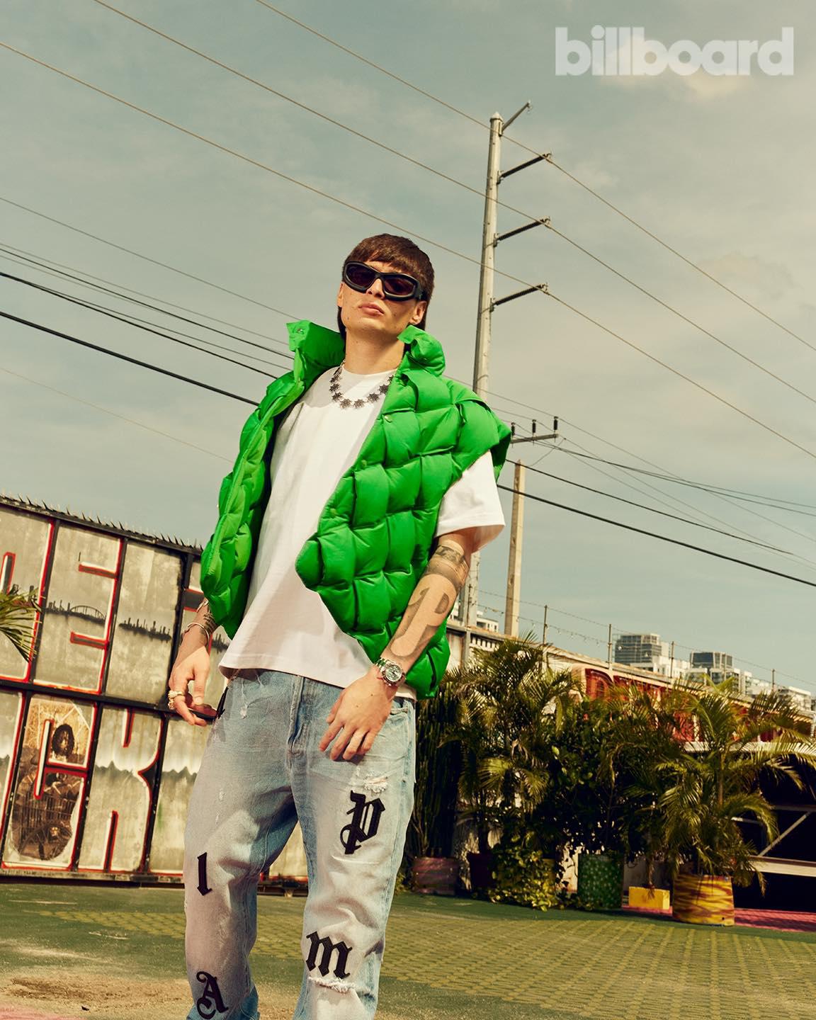 Retienen a Peso Pluma en aeropuerto para ser interrogado por el gobierno de EEUU