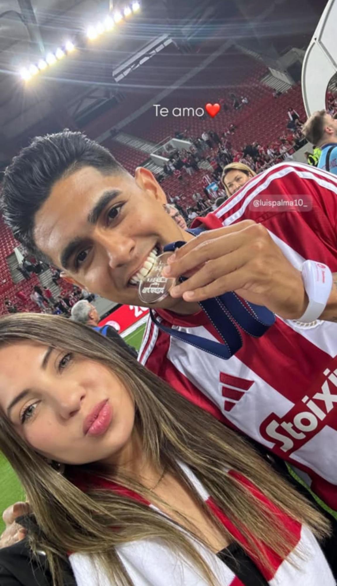 Luis Palma festeja el título de Olympiacos: su esposa Annie Córdova y gran sorpresa