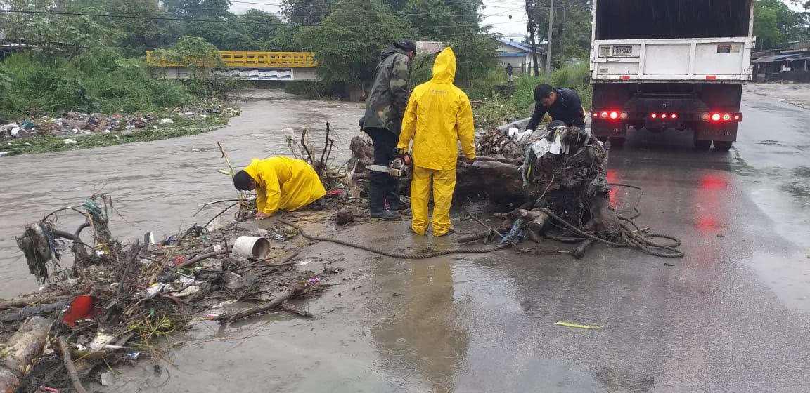 Limpieza en la plancha de Cemcol, carretera hacia Ticamaya.