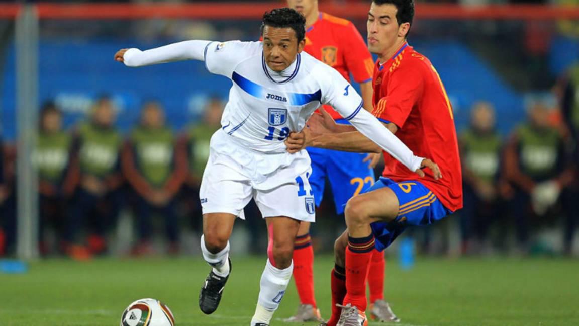 Sergio Busquets recibió la marca del internacional hondureño Dani Turcios.