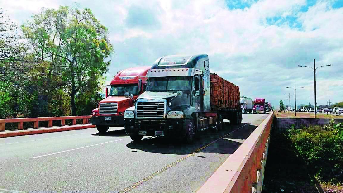 Más de 1,500 unidades de transporte de carga están  varadas en CA