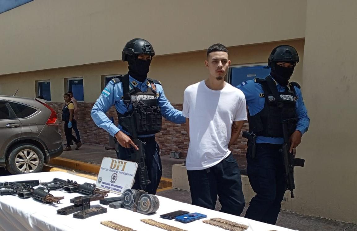 Con dos fusiles AR-15 capturan a pandillero de la 18 en Tegucigalpa