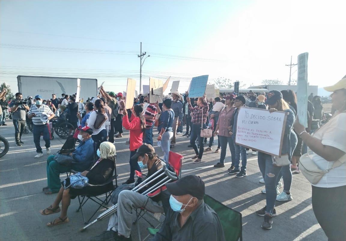 Pacientes renales se toman los cuatro carriles de la CA-5