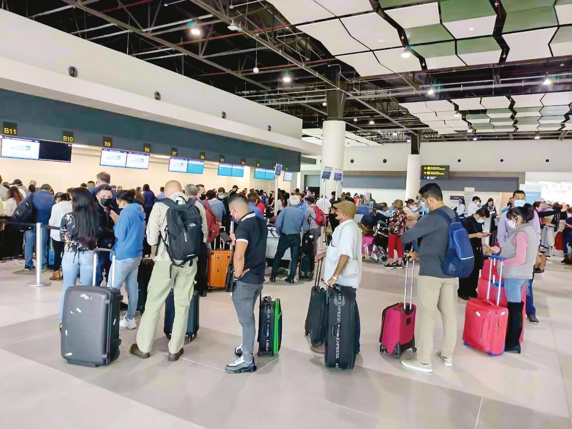 Regresarán a pasajeros el cobro adicional por tasa aeroportuaria