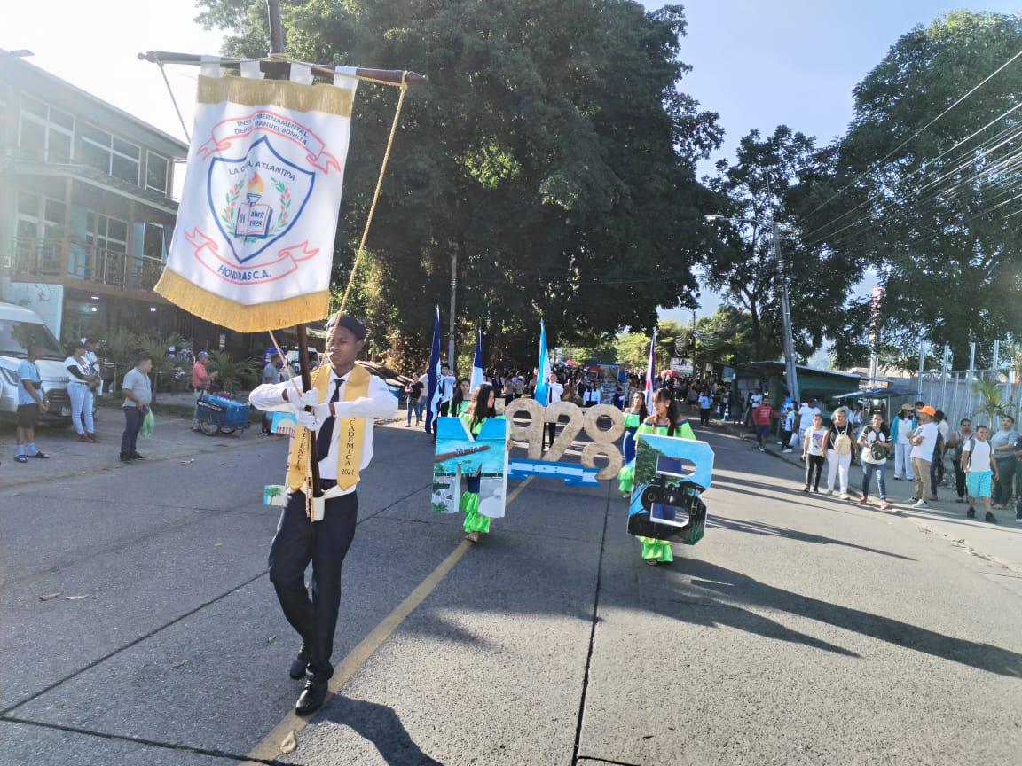 Estudiantes ceibeños festejan la independencia de Honduras