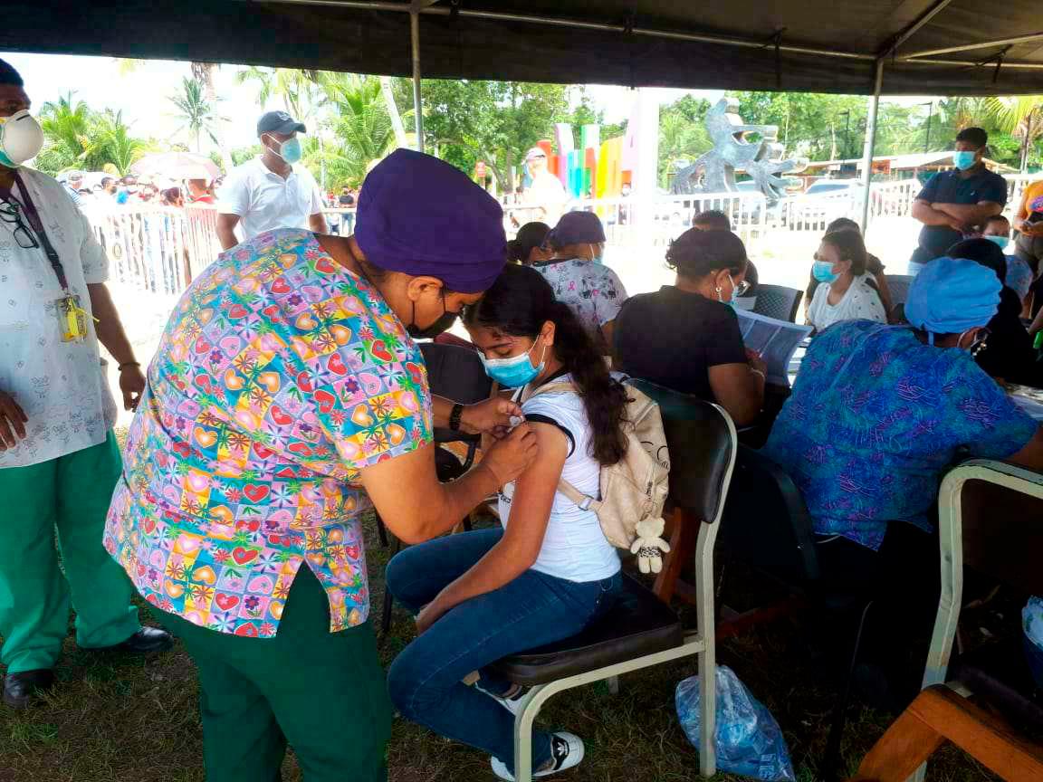 Hondureños se vacunan contra el covid-19 en destinos turísticos