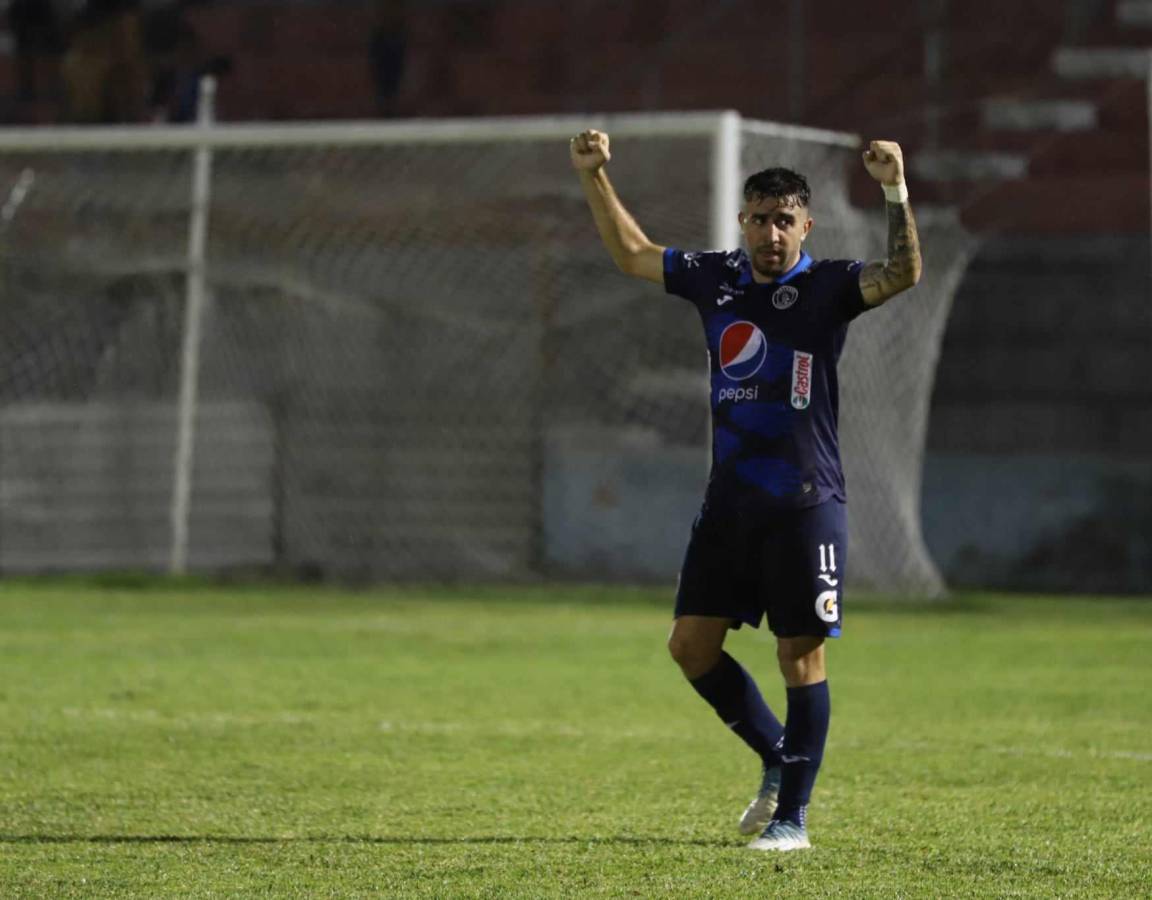 La celebración de Auzmendi tras su tercer gol.