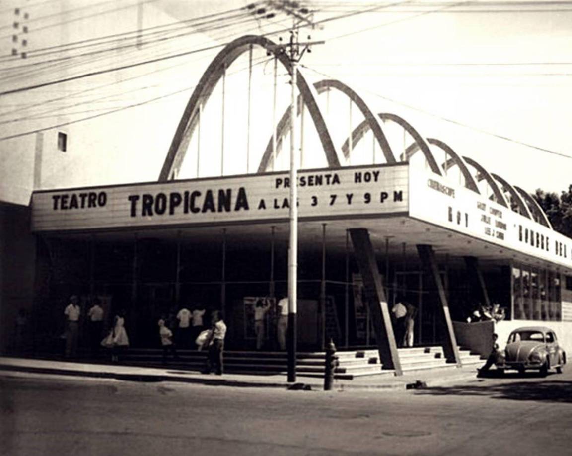 El cine Tropicana abrió al público el 17 de abril de 1959 y a su inauguración asistieron importantes autoridades del Gobierno, así como empresarios. Fue el primero en tener aire acondicionado y es recordado como el mejor cine de su época.
